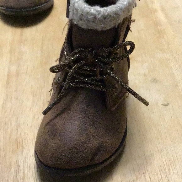 GARANIMALS size 4 .. kids fashion boots. Brown - Picture 4 of 16